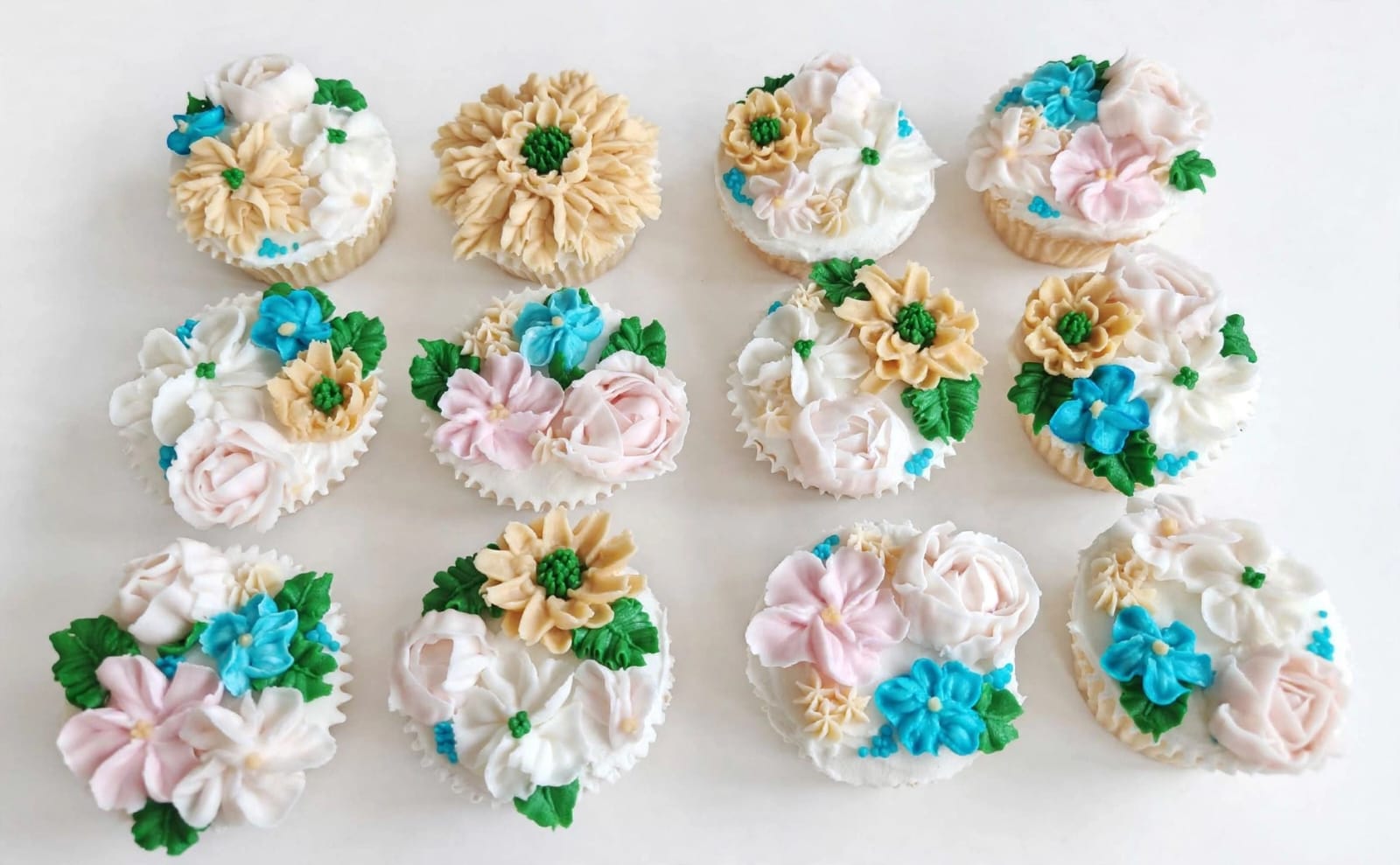 Cupcakes cake by Bakery Queens
