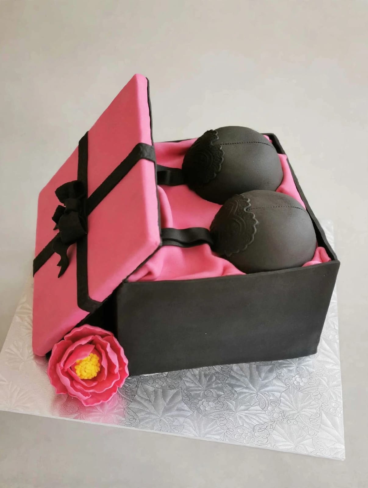 Illusion cake by Bakery Queens