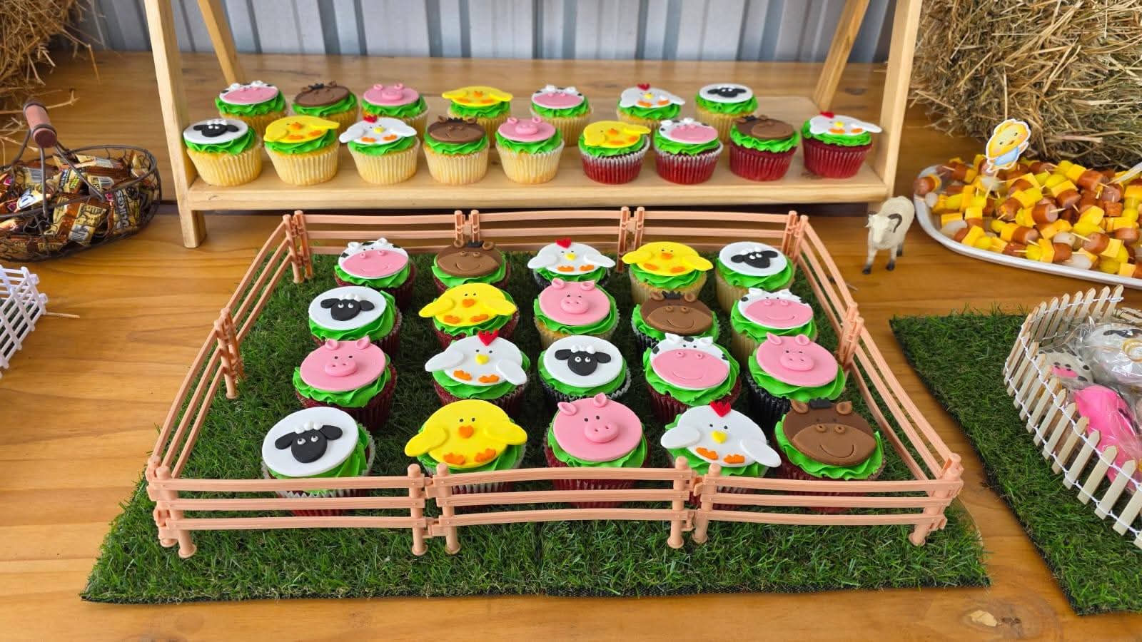 Cupcakes cake by Bakery Queens