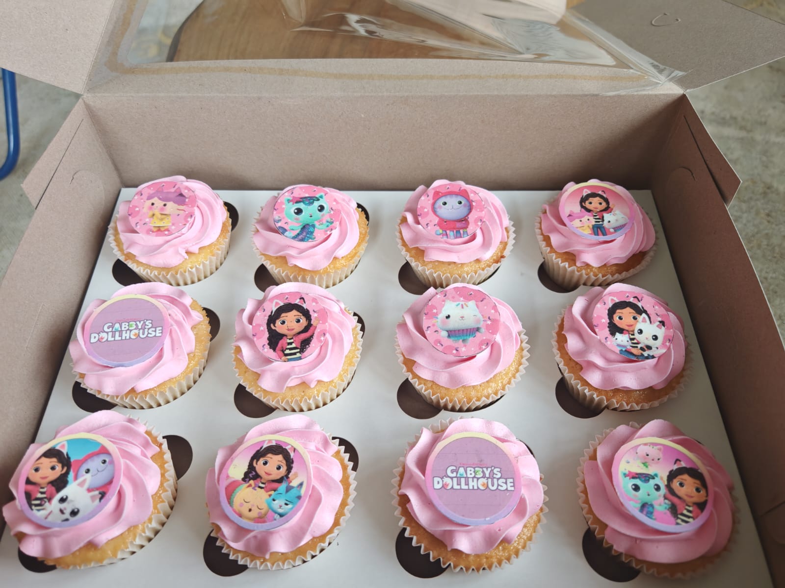 Cupcakes cake by Bakery Queens